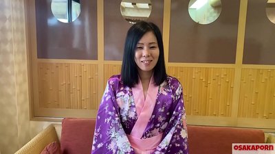 41 urteko emazte japoniar batek senarrari iruzurra egiten dio eta mutilek sexu harremanak izaten dituzte diruagatik. Asiako puta puta ile beltzak maite ditu pussy sexua, tatuajeak eta putzuak egitea. txakur zutik masturbatzen IFOM OSAKAPORN
