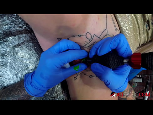 ❤️ Sully Savage-k izugarri tatuatu zuen klitorian tatuaje bat egin zuen ❤❌ Errusiar porno pornoan eu.xsexshop.ru ❌